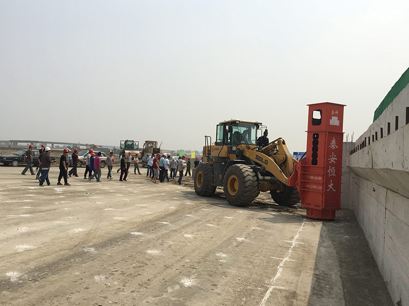 裝載機帶的液壓夯實機